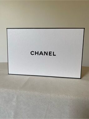 CHANEL White and Black Logo Presentation Box